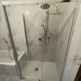 Photogallery - Bagno: grandi lastre effetto marmo.